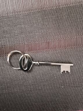 Vintage-Style Skeleton Key Keychain in Silver